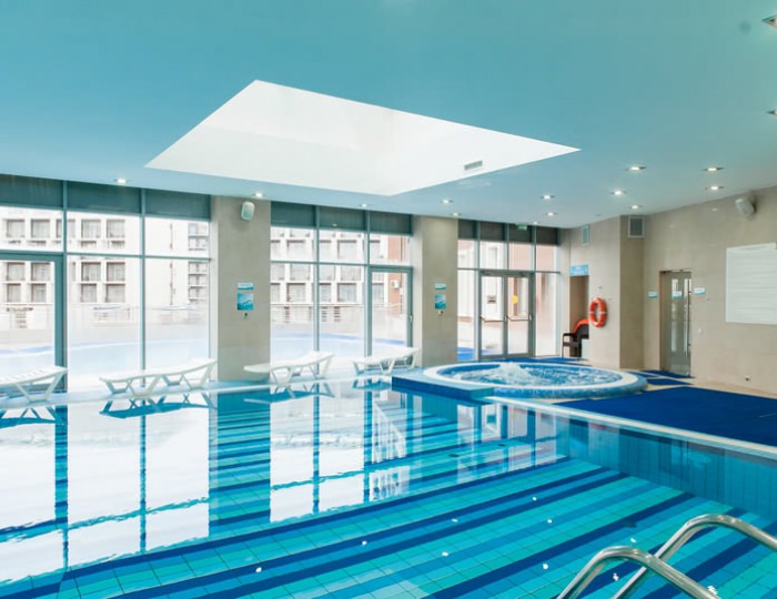 Открытый и крытый бассейны - Отель Bridge Resort / Бридж Резорт